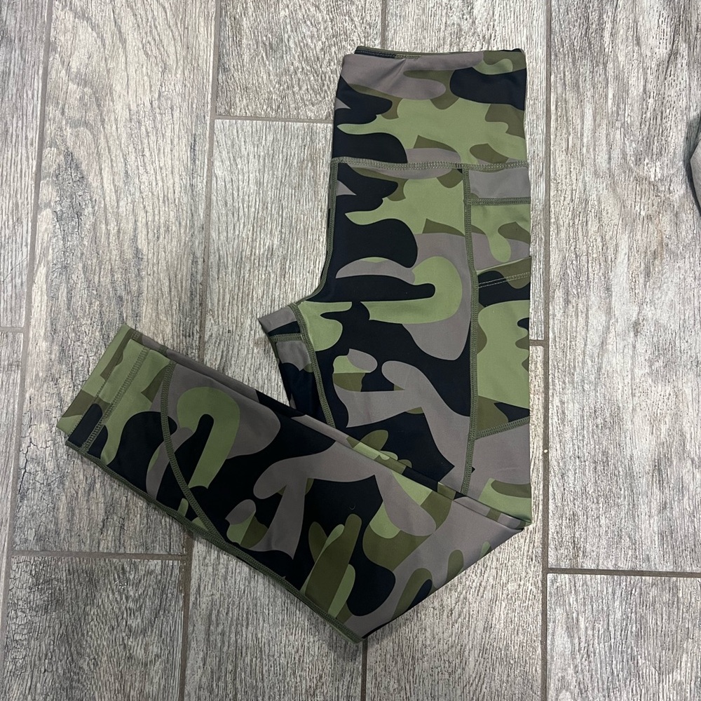 ZYIA Green and Black Camo Pocket 7/8 Leggings